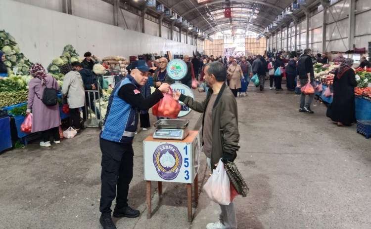 PAZARLARDA HİLELİ SATIŞA İZİN VERİLMİYOR PAZARLARDA HİLELİ SATIŞA İZİN VERİLMİYOR