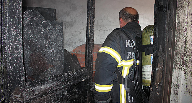 4 çocuk yangından son anda kurtarıldı 4 çocuk yangından son anda kurtarıldı